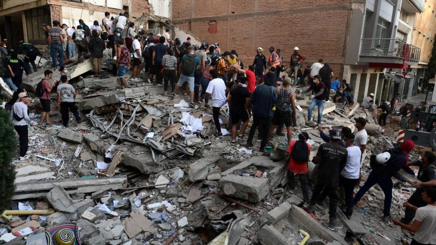 Socorristas e voluntários procuram por sobreviventes entre os escombros de um prédio colapsado após o terremoto de 7,4 que atingiu a Colômbia na segunda-feira (10) | Foto: Jaime Salvadarriaga/AFP