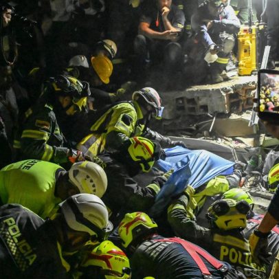 Mulher é resgatada com vida após 35 horas sob escombros na Colômbia
