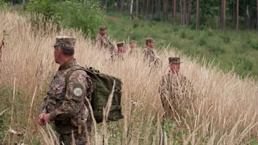 Soldados do Exército da Letônia fazem buscas em área onde drone foi abatido | Reprodução/Reuters