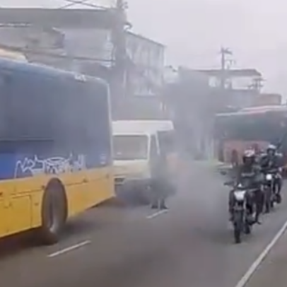 Criminosos usam 18 ônibus como barricadas durante operação da PM no RJ