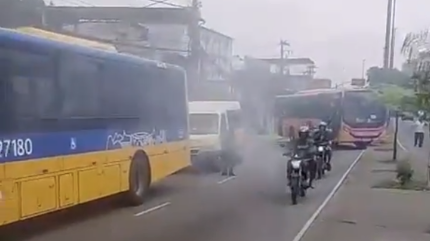 Criminosos usam 18 ônibus como barricadas durante operação da PM no RJ