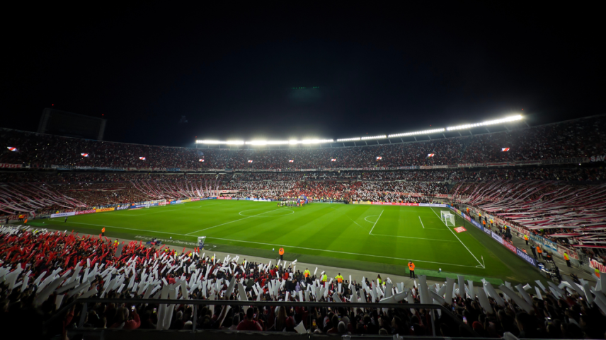 Torcedor do River Plate sofre parada cardíaca e morre no estádio