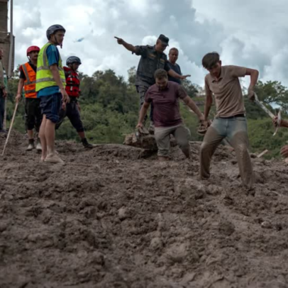 Resgates são retomados no Nepal após risco de nova inundação