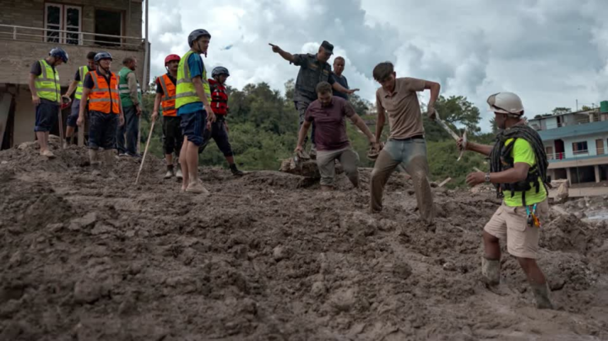 Resgates são retomados no Nepal após risco de nova inundação