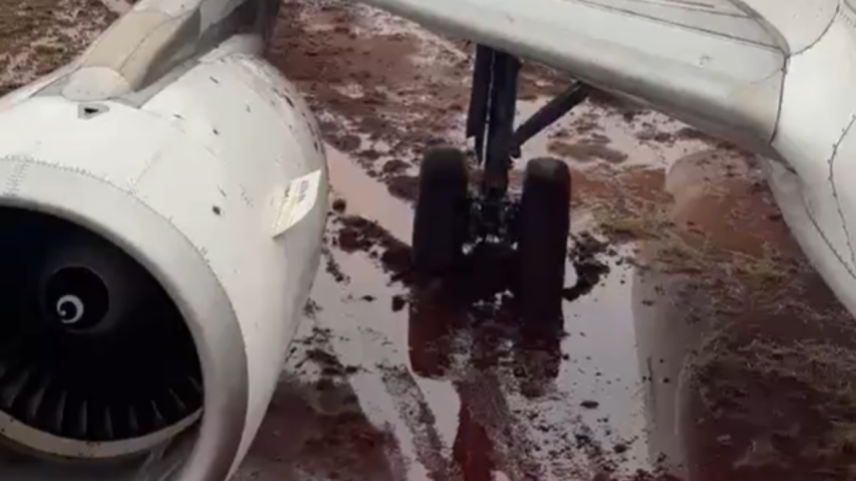 Avião sai da pista ao pousar e fica atolado na lama no Paraná