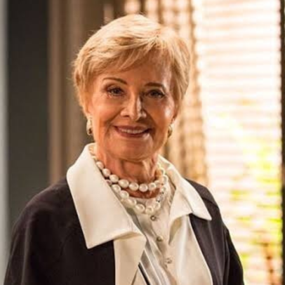 Artistas homenageiam a atriz Glória Menezes