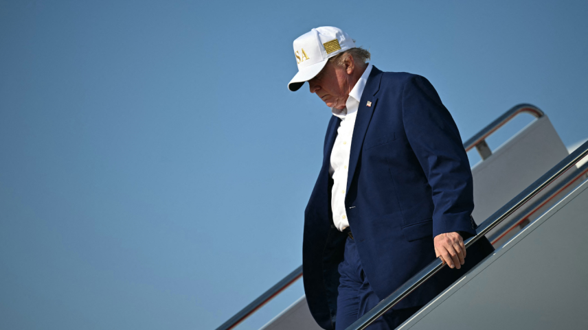 Trump descendo do Air Force One | Foto por KENT NISHIMURA / AFP