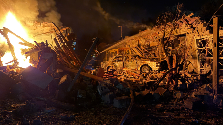 Destroços após ataque russo à cidade de Zaporizhzhia | Foto por DARYA NAZAROVA / AFP
