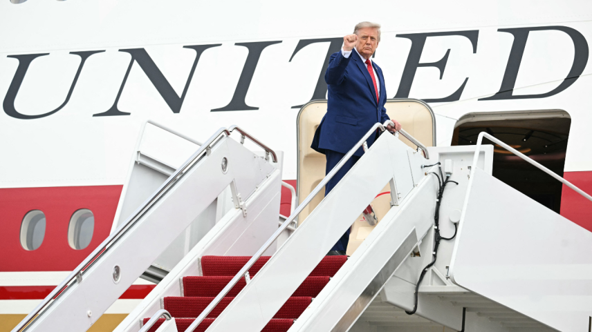 Trump confirma troca de avião misteriosa após ameaça de morte