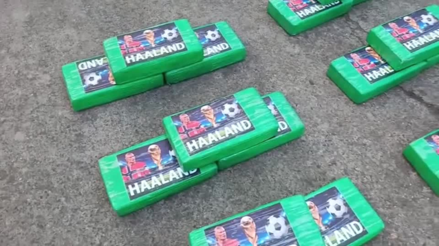 Polícia apreendeu cocaína embalada com imagens do Haaland | Foto: Reuters