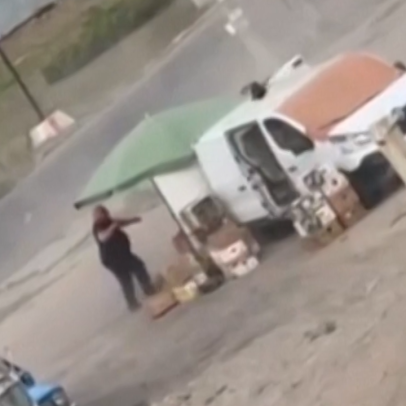 Vídeo: homem tenta fugir de drone e acaba atingido no sul da Ucrânia