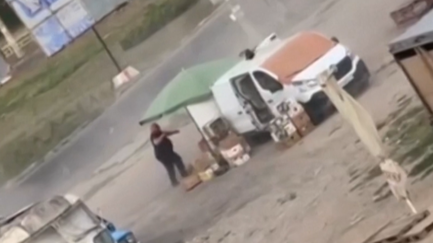 Vídeo: homem tenta fugir de drone e acaba atingido no sul da Ucrânia