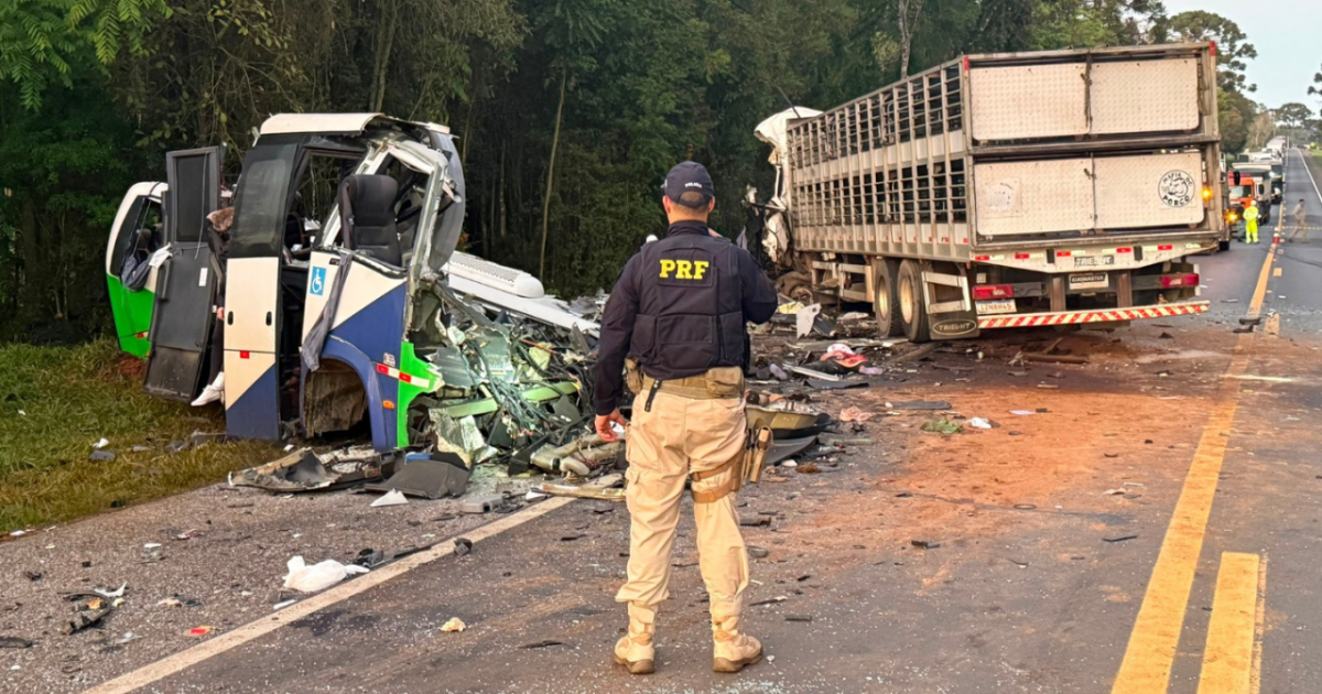 Acidente entre carreta e micro-ônibus deixa mais de 20 mortos no Paraná
