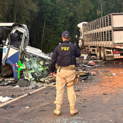 Acidente entre carreta e micro-ônibus deixa mais de 20 mortos no Paraná