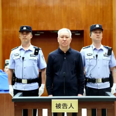 Fundador da Evergrande é condenado à prisão perpétua na China