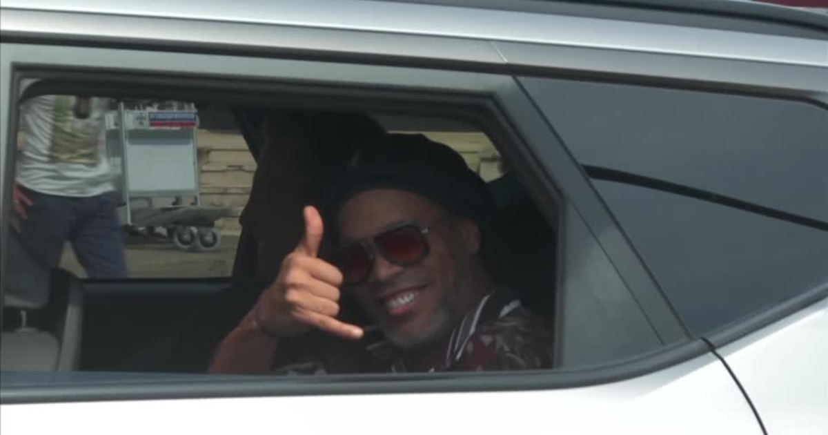 Ronaldinho chega à Itália para ser apresentado em time da 3ª divisão