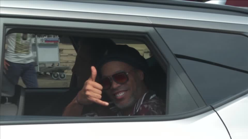 Ronaldinho chega à Itália para ser apresentado em time da 3ª divisão
