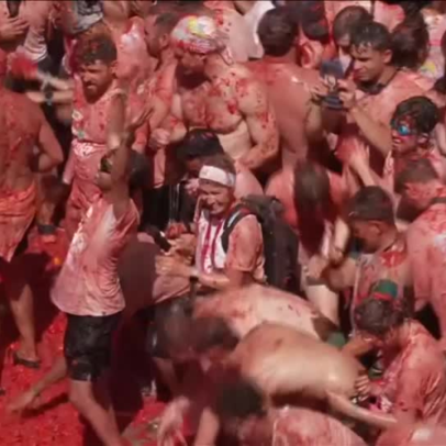 La Tomatina: festa de guerra de tomates reúne milhares na Espanha