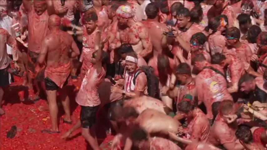La Tomatina: festa de guerra de tomates reúne milhares na Espanha