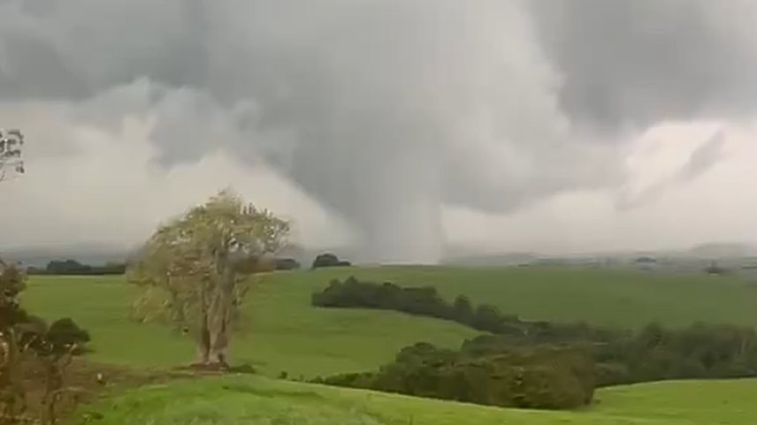 Tornado atinge cidade do RS enquanto ciclone avança na região Sul