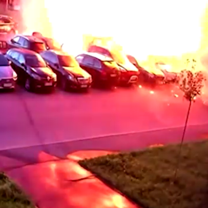 VÍDEO | Mulher escapa por pouco de explosão durante ataque à Ucrânia