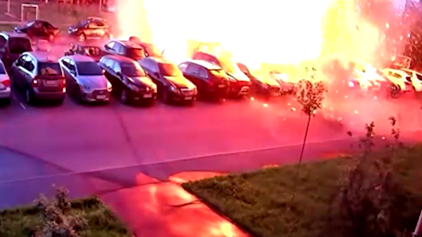 VÍDEO | Mulher escapa por pouco de explosão durante ataque à Ucrânia
