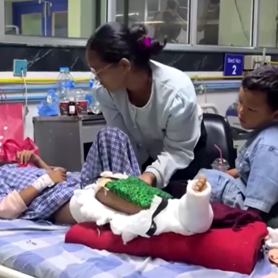 Menino que subiu em árvore para sobreviver à tragédia no Nepal reencontra mãe