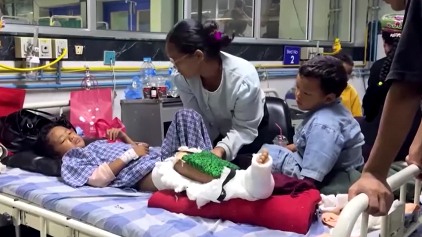 Menino que subiu em árvore para sobreviver à tragédia no Nepal reencontra mãe