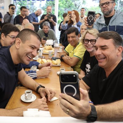 Flávio Bolsonaro fala em "fraude" no episódio da filiação ao Missão