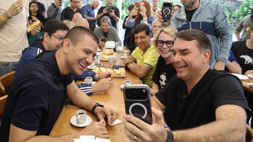 Flávio Bolsonaro fala em "fraude" no episódio da filiação ao Missão