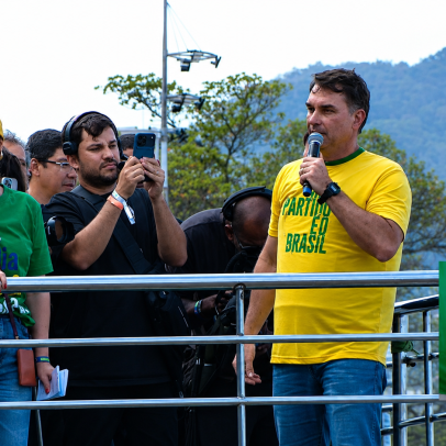 Flávio Bolsonaro lança campanha em Copacabana com críticas a Lula