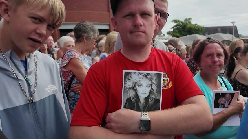 Funeral de Bonnie Tyler reúne multidão em despedida no País de Gales