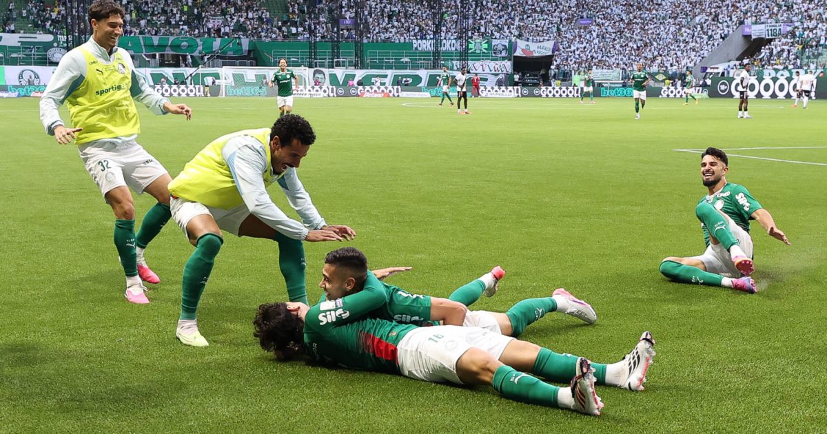 Palmeiras goleia Vasco e aumenta vantagem na liderança do Brasileirão