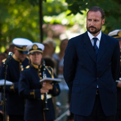 Haakon VIII homenageia pai em primeiro discurso como rei da Noruega