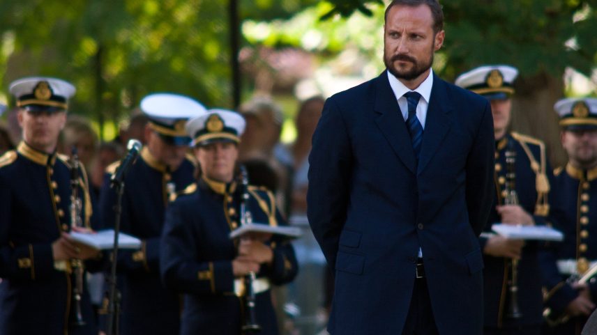 Haakon VIII homenageia pai em primeiro discurso como rei da Noruega