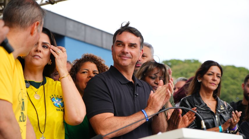 Flávio Bolsonaro aparece filiado ao Missão e não consegue registrar candidatura