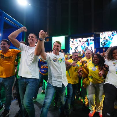 Flávio Bolsonaro foca em segurança em ato de campanha no Rio