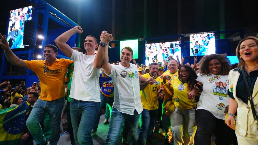 Flávio Bolsonaro foca em segurança em ato de campanha no Rio