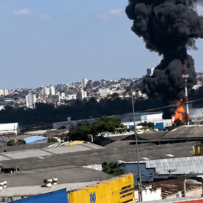 VÍDEO | Incêndio em Guarulhos atinge empresa de empilhadeiras