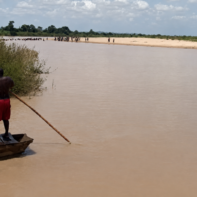 Barco superlotado vira e deixa pelo menos 50 mortos na Nigéria