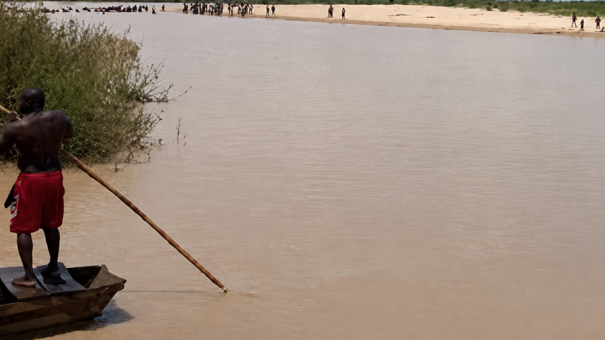 Barco superlotado vira e deixa pelo menos 50 mortos na Nigéria