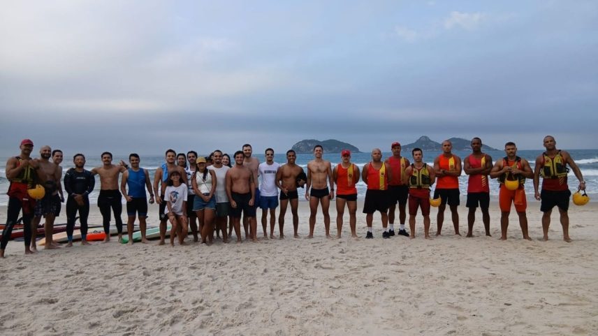 Grupo tentava chegar à ilha da região, mas mudança nas condições do vento passou a empurrar os participantes em direção a São Conrado | Divulgação/CBMERJ