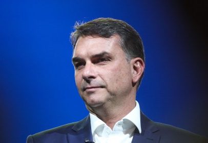 Após aparecer filiado ao Missão, Flávio Bolsonaro diz que “sistema” tenta derrubá-lo
