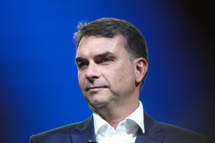 Após aparecer filiado ao Missão, Flávio Bolsonaro diz que “sistema” tenta derrubá-lo