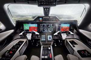 Painel de controle do Phenom 300EV, jato da Embraer com tecnologia capaz de realizar um pouso totalmente automatizado em situações de emergência | Divulgação/Embraer Jatos Executivos