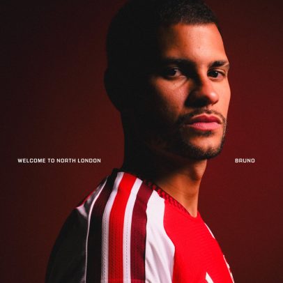 Bruno Guimarães chega ao Arsenal com camisa 39 em homenagem ao pai