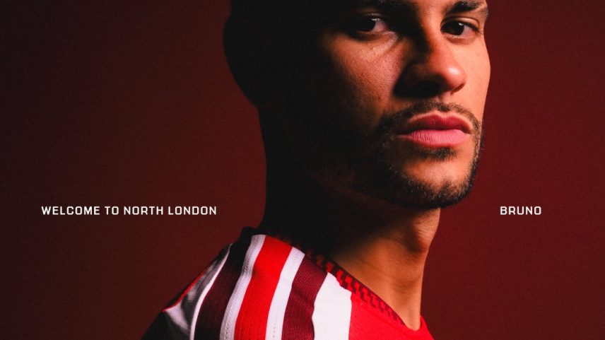 Bruno Guimarães chega ao Arsenal com camisa 39 em homenagem ao pai