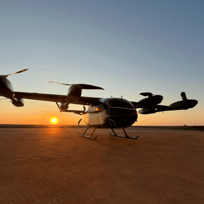Carro voador de subsidiária da Embraer faz primeiro voo de transição