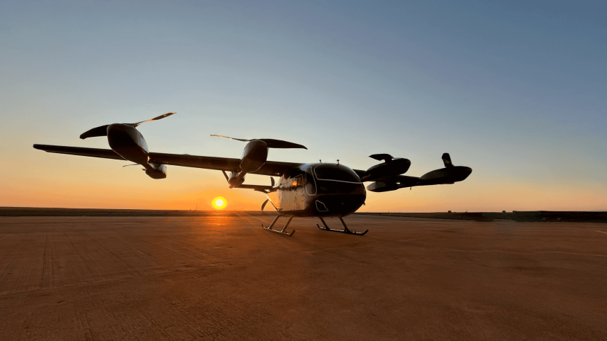 Carro voador de subsidiária da Embraer faz primeiro voo de transição