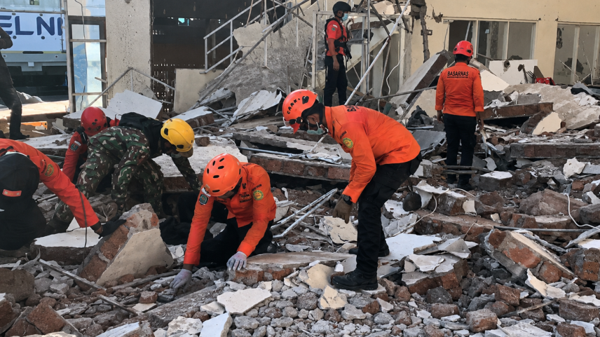 VÍDEO | Terremoto de magnitude 7,7 deixa ao menos 47 mortos na Indonésia